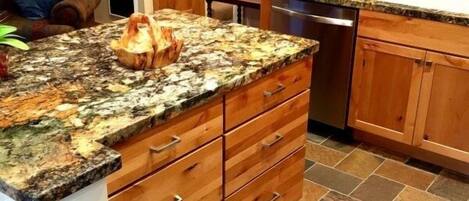 Huoneisto, 2 makuuhuonetta | Yksityinen keittiö | Jääkaappi, mikroaaltouuni, uuni, kahvin-/teenkeitin