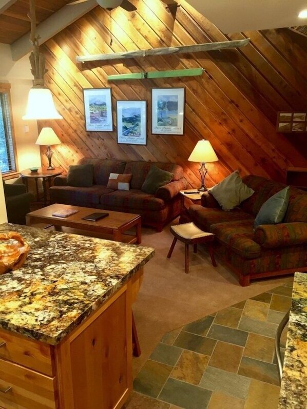 コンドミニアム 2 ベッドルーム | リビング エリア | 薄型テレビ、DVD プレーヤー