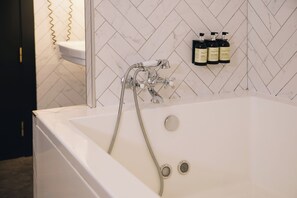 Eco-friendly toiletries, hair dryer, towels, soap - H La Paloma Boutique (Barcelona)