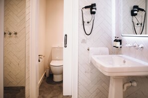 Articles de toilette écologiques, sèche-cheveux, serviettes fournies