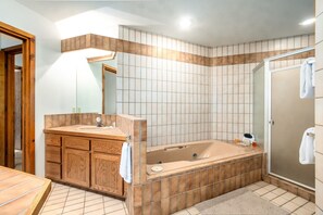 House, 2 Bedrooms | Bathroom | Towels, shampoo - Stutzhaven in the Mountains - 2 Br Home (Estes Park)
