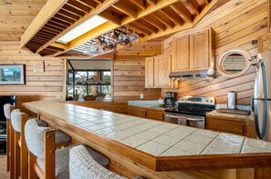 House, 2 Bedrooms | Private kitchen | Fridge, oven, coffee/tea maker, electric kettle - Stutzhaven in the Mountains - 2 Br Home (Estes Park)