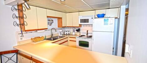 Condo, 2 Bedrooms | Private kitchen
