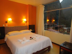 Doppelzimmer, 1 Queen-Bett | Zimmersafe, kostenloses WLAN