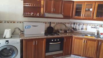 Full-size fridge, microwave, oven, stovetop