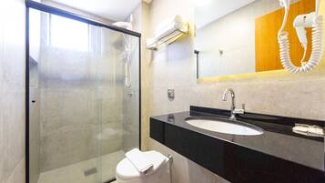 Chuveiro, secador de cabelo, toalhas de banho
