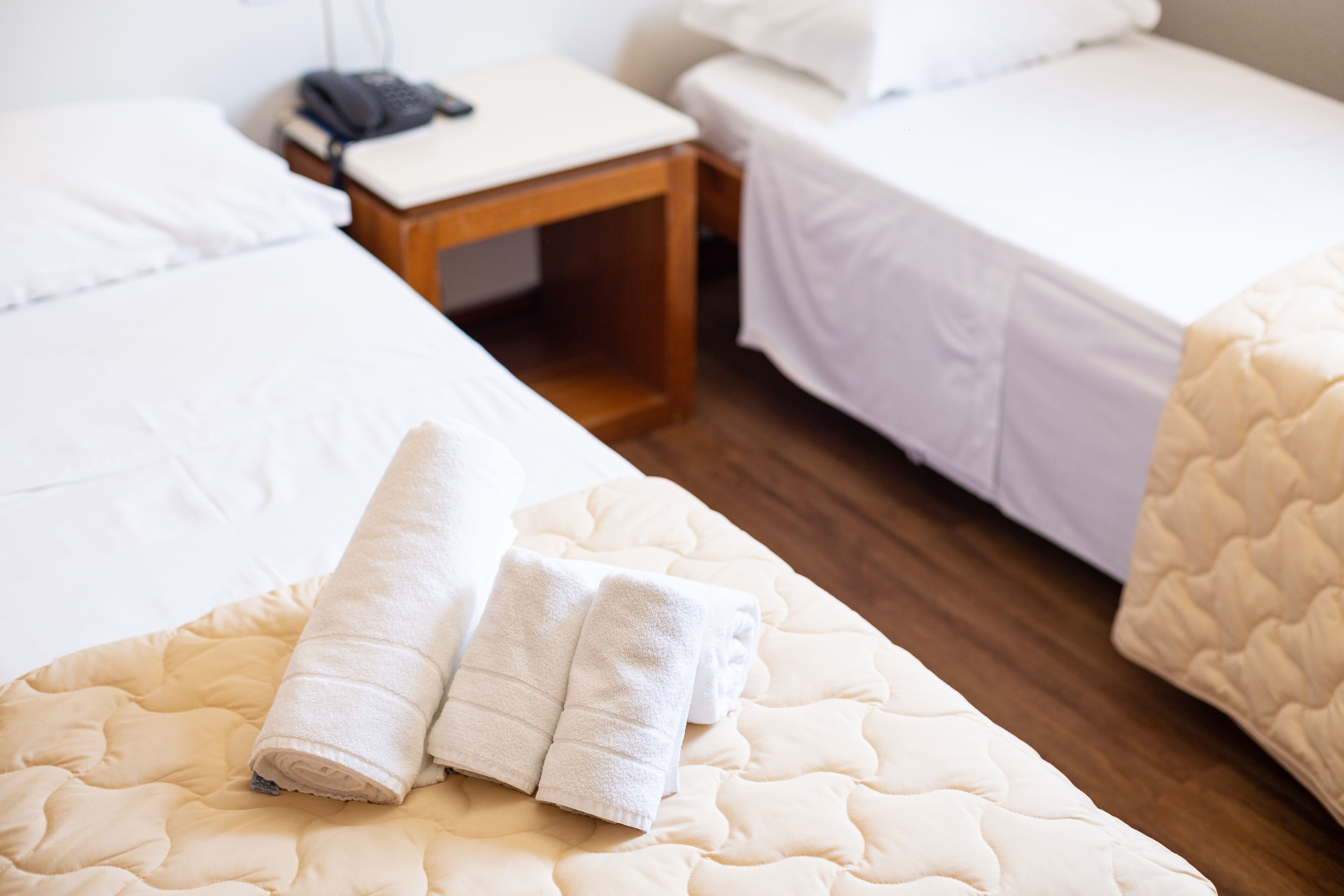 Quarto duplo standard | Frigobar, escrivaninha, cortinas blackout, ferros/tábuas de passar roupa