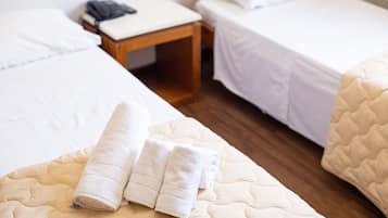 Quarto duplo standard | Frigobar, escrivaninha, cortinas blackout, ferros/tábuas de passar roupa