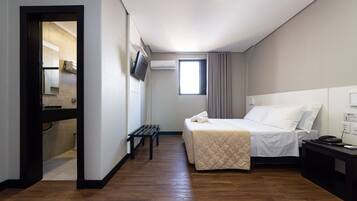 Habitación doble romántica | Minibar, escritorio, cortinas blackout y tabla de planchar con plancha