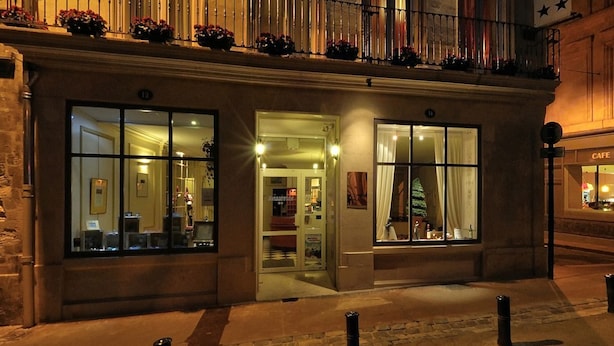 A hotel with a classic facade, large windows, and a prominent sign indicating its name. - ACANTHE HOTEL (Bordeaux)