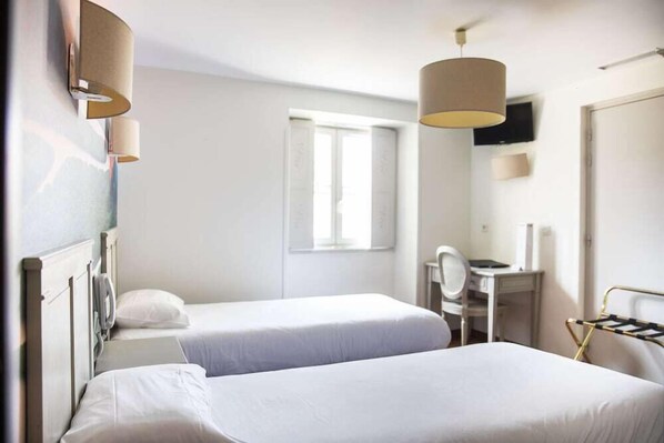 A hotel room with two beds, a desk, a chair, a TV, and a window. - ACANTHE HOTEL (Bordeaux)