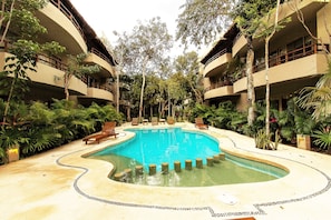 Outdoor pool, pool umbrellas, pool loungers - Agua de Mar 103 by iMexico (Tulum)