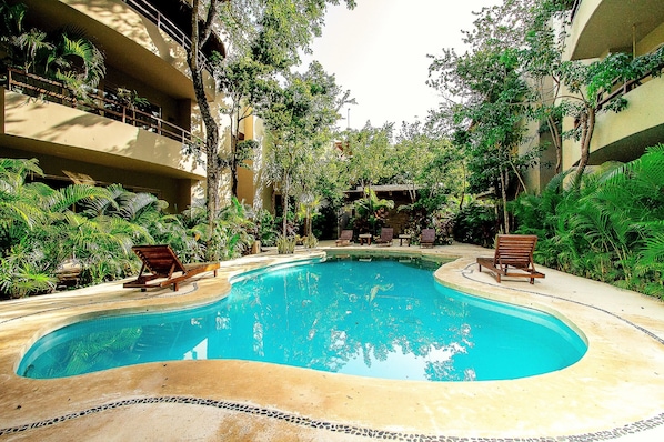 Outdoor pool, pool umbrellas, pool loungers - Agua de Mar 103 by iMexico (Tulum)