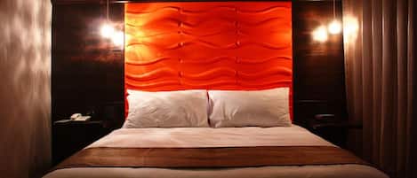 Tabla de planchar con plancha, wifi gratis y ropa de cama