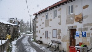 A stone building with a sign reading "CASINA EL MARCELLO". - Albergue A Casiña di Marcello - Hostel (Palas de Rei)