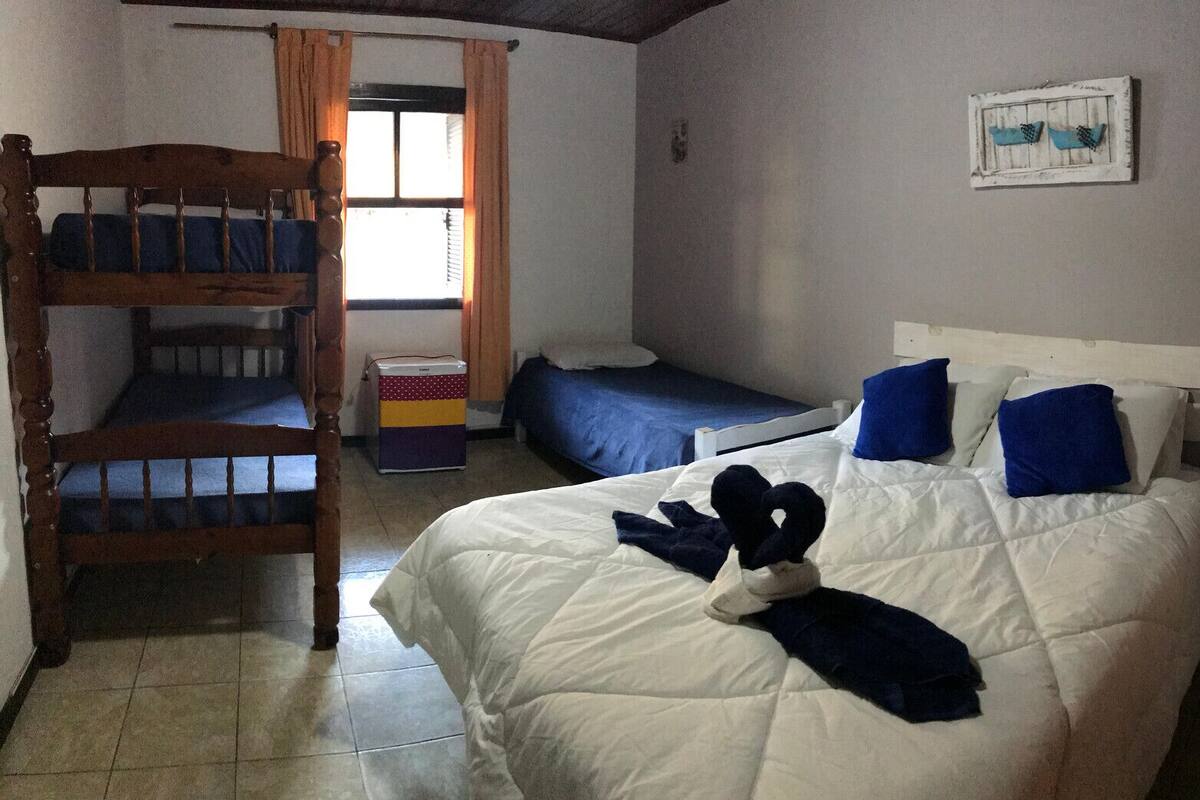 Minibar, caja fuerte, cortinas opacas y tabla de planchar con plancha