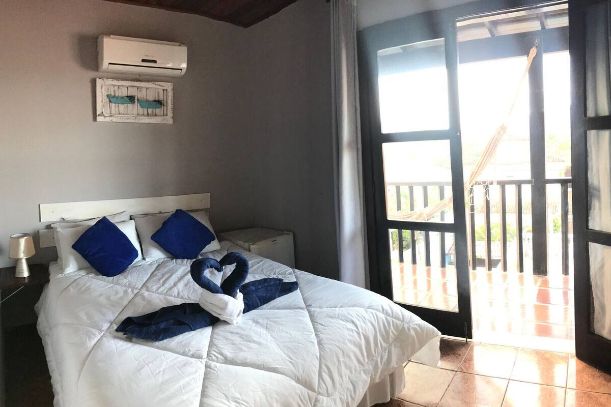 Minibar, caja fuerte, cortinas opacas y tabla de planchar con plancha