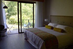 高档床上用品、迷你吧、客房内保险箱、办公桌