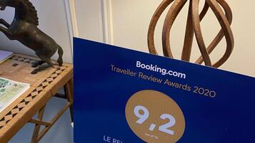 A blue award plaque for Booking.com Traveller Review Awards 2020 with a score of 9.2 out of 10.