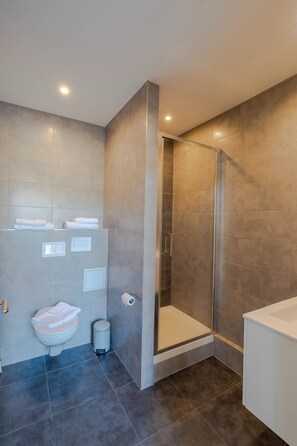 Monolocale, terrazzo | Bagno | Doccia, set di cortesia gratuito, asciugacapelli, asciugamani