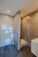 Studio 3 | Bathroom | Shower, free toiletries, hair dryer, towels