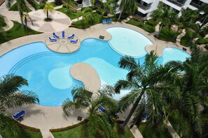 Outdoor pool, pool umbrellas, sun loungers - Condo Costa Veleros (Mazatlán)