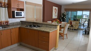 家庭公寓式客房, 2 间卧室, 海滨景观, 池畔 | 私人厨房 | 茶具/咖啡用具、冰箱、微波炉、炉灶
