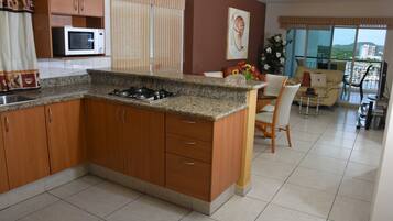 Condo familiar, 2 habitaciones, vista a la marina, junto a la alberca | Cocina privada | Refrigerador, microondas, parrilla de estufa y cafetera y tetera