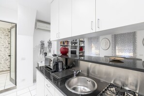 Appartamento Comfort | Cucina privata | Frigorifero, microonde, piano cottura, lavastoviglie