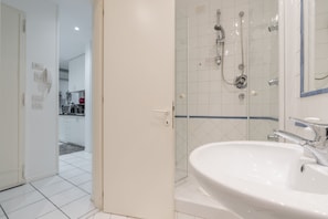 Comfort-Apartment | Badezimmer | Dusche, kostenlose Toilettenartikel, Haartrockner, Bidet