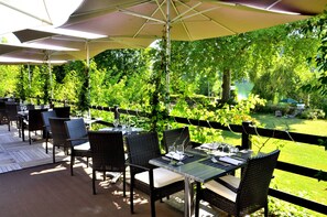 Frukost och lunch serveras, med utsikt mot trädgården 