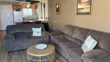 Télévision à écran plat, cheminée, baby-foot, table de tennis de table