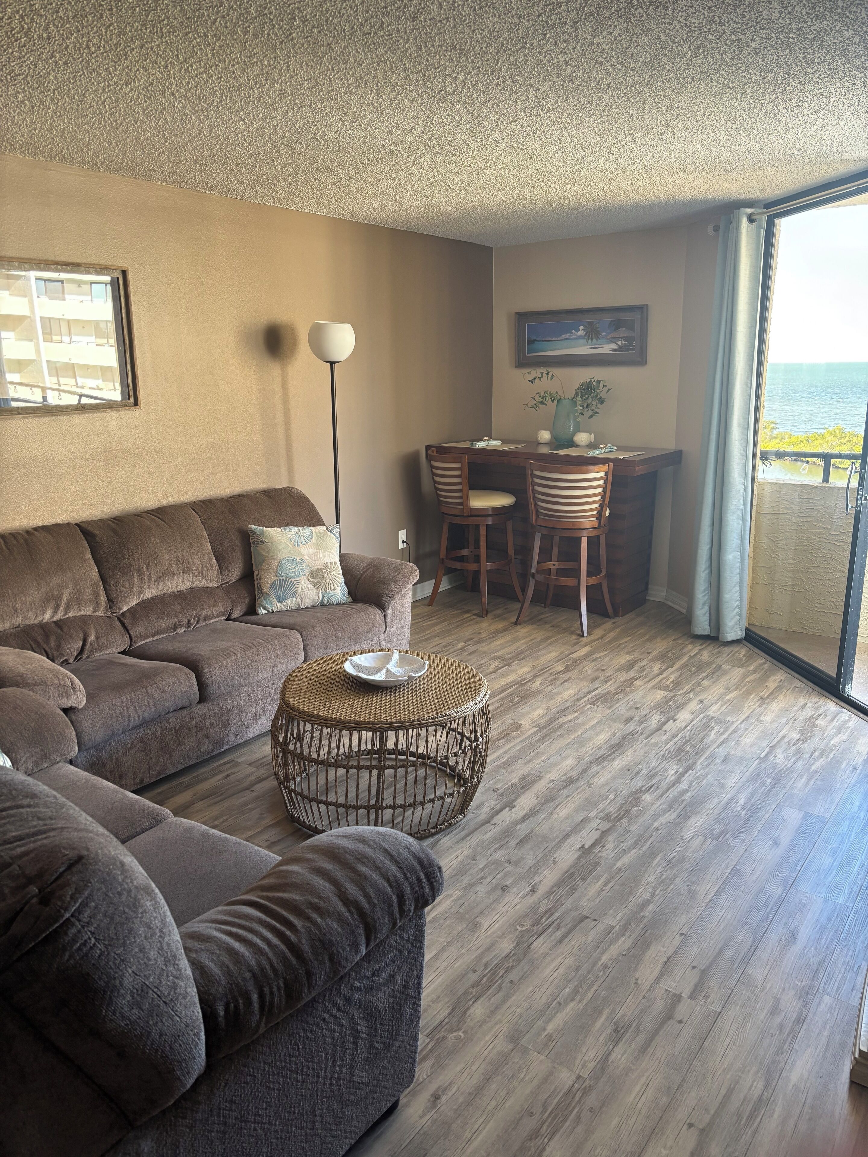 Télévision à écran plat, cheminée, baby-foot, table de tennis de table