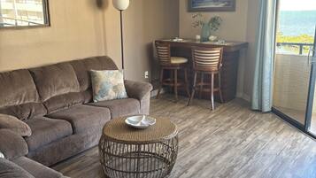 Télévision à écran plat, cheminée, baby-foot, table de tennis de table