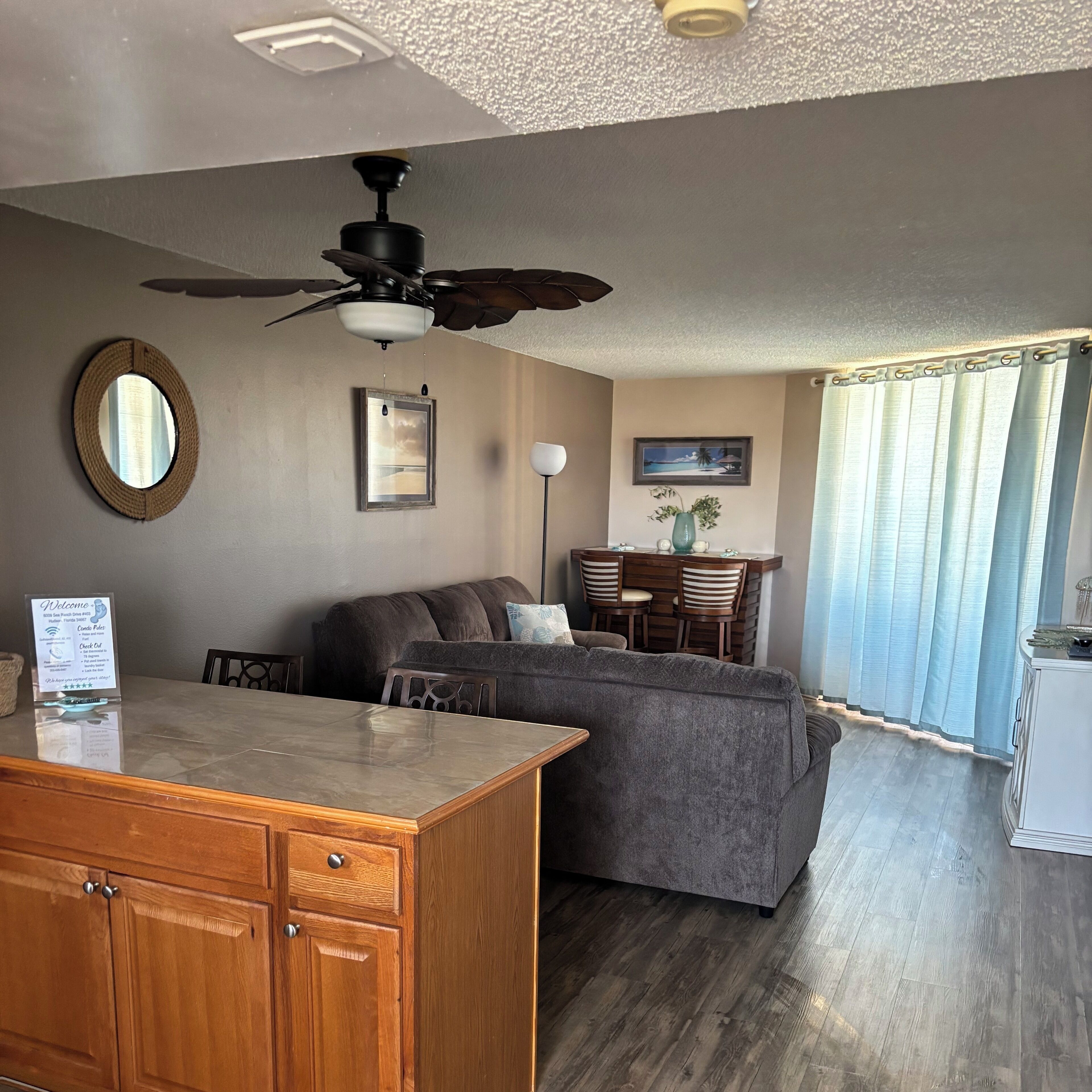 Télévision à écran plat, cheminée, baby-foot, table de tennis de table