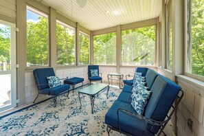 Smart TV, fireplace, DVD player