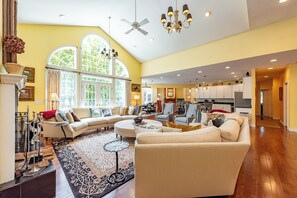 Smart TV, fireplace, DVD player