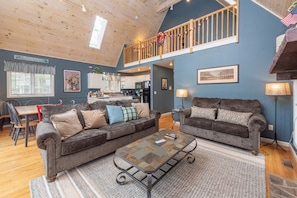 TV, fireplace, DVD player, table tennis - Swiss-Style Dog Friendly Chalet w/ Hot Tub (SWANTON)