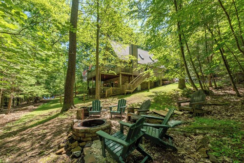 Swiss-Style Dog Friendly Chalet w/ Hot Tub
