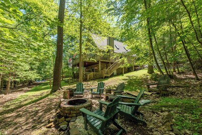 Swiss-Style Dog Friendly Chalet w/ Hot Tub