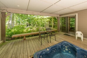 Terrace/patio - Lakefront Charm w/ Enchanted Kitchen & Deck (Oakland)