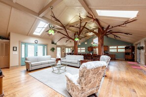 Interior - Lakefront Charm w/ Enchanted Kitchen & Deck (Oakland)