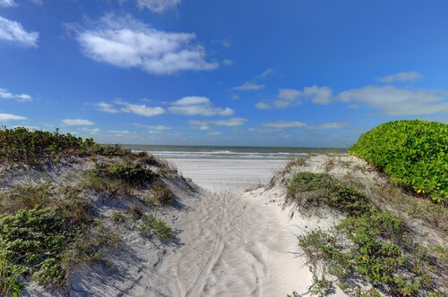 The Arbors Seaside Cottages—Beachfront Compound w/ Pool, Pavilion & Walkable Dining