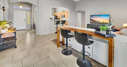 Golf Community w/Private Pool! Super Clean.