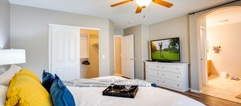 Golf Community w/Private Pool! Super Clean.