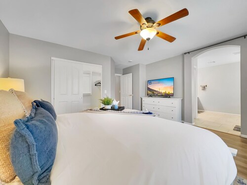 Golf Community w/Private Pool! Super Clean.