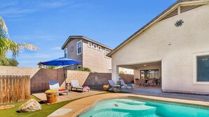 A backyard with a swimming pool, lounge chairs, and a patio area. - 3BR w pool, golf community, dog friendly (Maricopa)