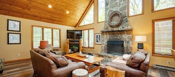 Woodsy Retreat w/ Skylights & Soaking Tub