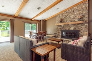 Een televisie, een open haard en een dvd-speler