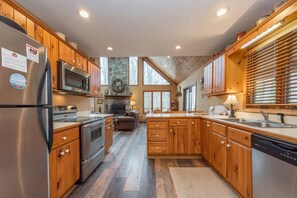 Refrigerador, microondas, horno y parrilla de estufa 